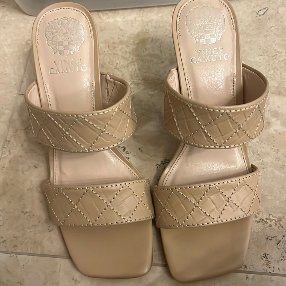 Vince Camuto Heel/Sandal in Beige, size 6